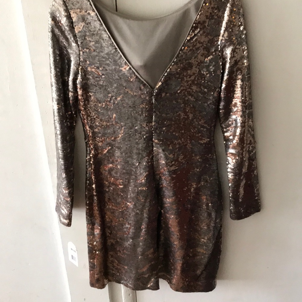 A dress - Picture 5 of 5